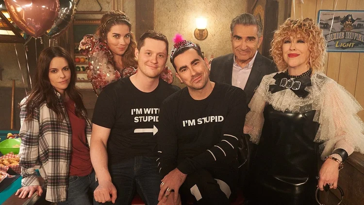 Elenco de Schitt's Creek: série começou a fazer sucesso internacionalmente após entrar para o catálogo da Netflix em alguns países em 2017 (Divulgação/Facebook)