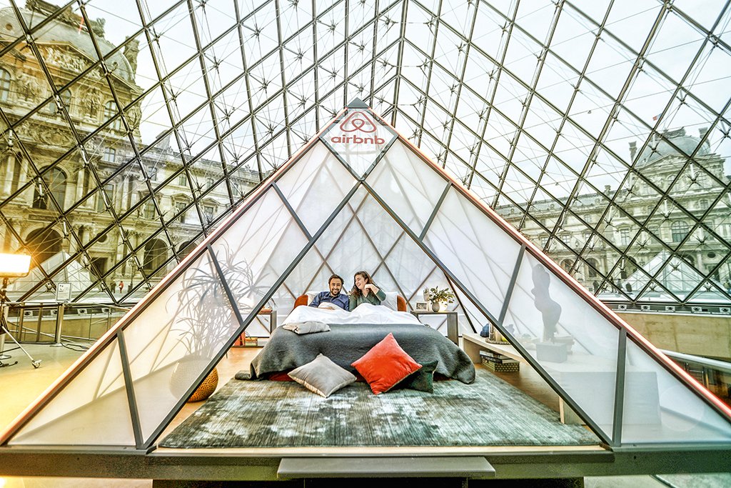 Campanha do Airbnb com "hospedagem" no Louvre: estadas de longo prazo tendem a crescer (Charles Platiau/Reuters)