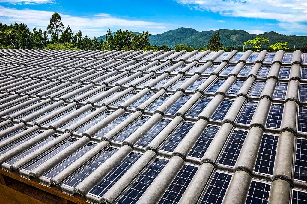 Cada telha solar, cujo tamanho é de 36,5 cm por 47,5 cm, tem potência de 9,16 watts, o que se reflete em uma capacidade média mensal de produzir 1,15 Quilowatts hora (Kwh) por mês (Eternit/Divulgação)