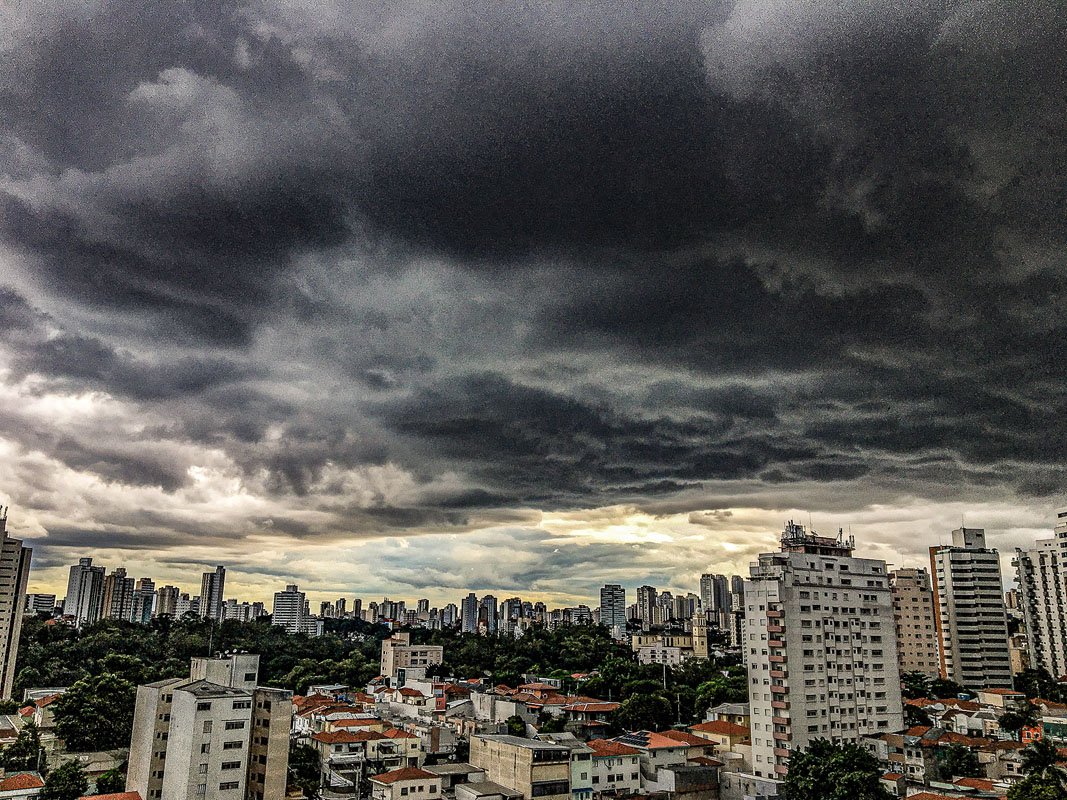 Nuvem negra de queimadas no Pantanal pode fazer dia virar noite em SP