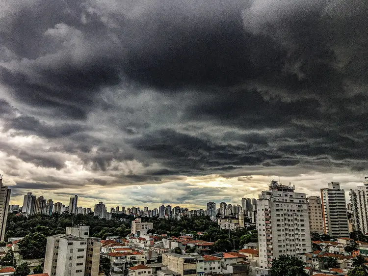 Chuva escura: frente fria chegou à capital no sábado (Paulo Pinto/Fotos Públicas)