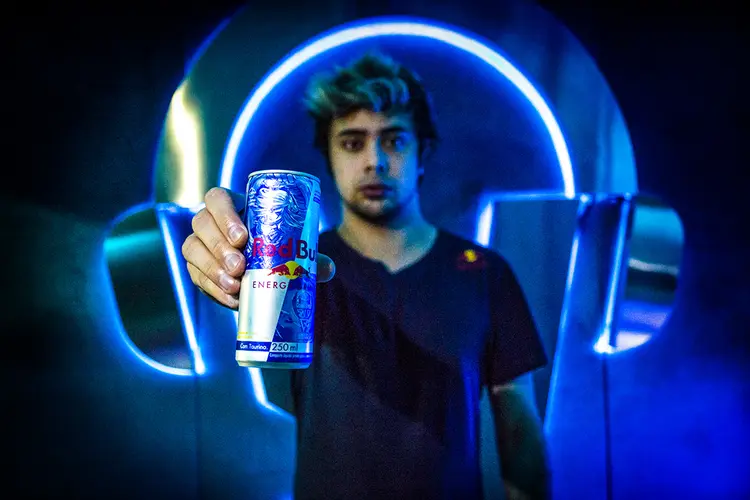 Felipe 'YoDa' Noronha, streamer com cerca de 1.7 milhão de seguidores na Twitch e atleta da Red Bull, é um dos influenciadores de League of Legends que está participando dessa campanha (Fábio Piva/Reprodução)