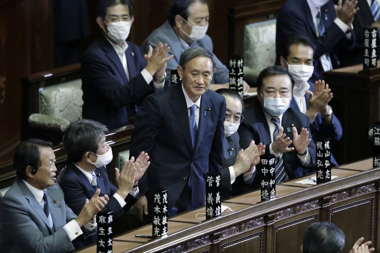 Suga recebeu 456 votos das Câmaras Alta e Baixa dos Deputados, contra 212 do líder da oposição (Bloomberg / Colaborador/Getty Images)