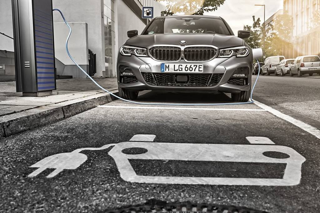 A BMW foi pioneira na comercialização de automóveis eletrificados no Brasil e lança continuamente novos modelos para todo perfil de cliente (Divulgação/BMW)