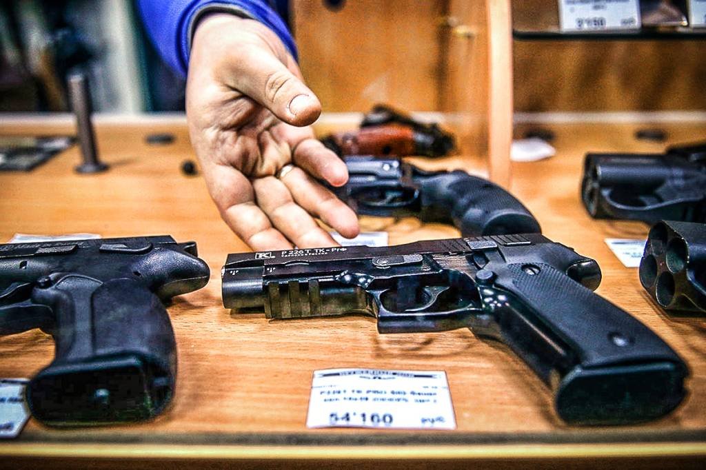 Armas: 102,3 mil revólveres e pistolas estrangeiros foram comprados até meados de novembro (Yegor Aleyev/Getty Images)
