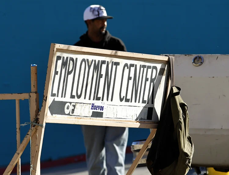 Placa de um centro para empregos em San Diego.  (Mike Blake/Reuters)