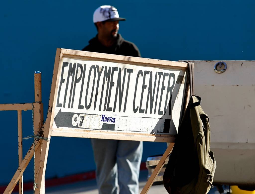 Pedidos de auxílio-desemprego nos EUA têm alta inesperada