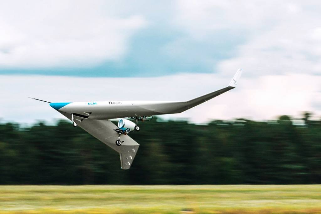 Protótipo do avião Flying V, em voo de teste: design aponta para um novo momento da aviação comercial (Joep Van Oppen/TU Delft/Divulgação)