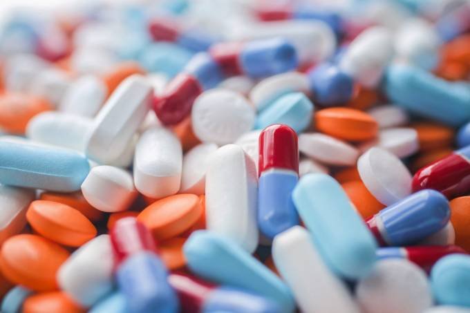 Azitromicina: o antibiótico é o segundo remédio mais utilizado no mundo para tratamento da doença (REB Images/Getty Images)