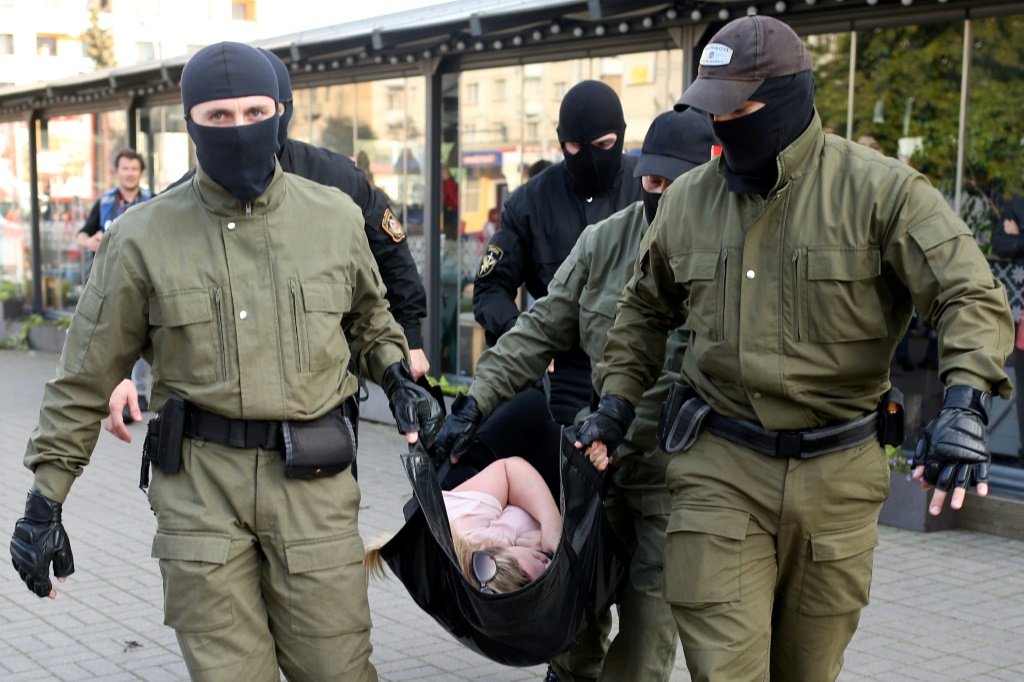 Policiais carregam manifestante na Bielorrússia: o país enfrenta crise após eleição contestada (AFP/AFP)