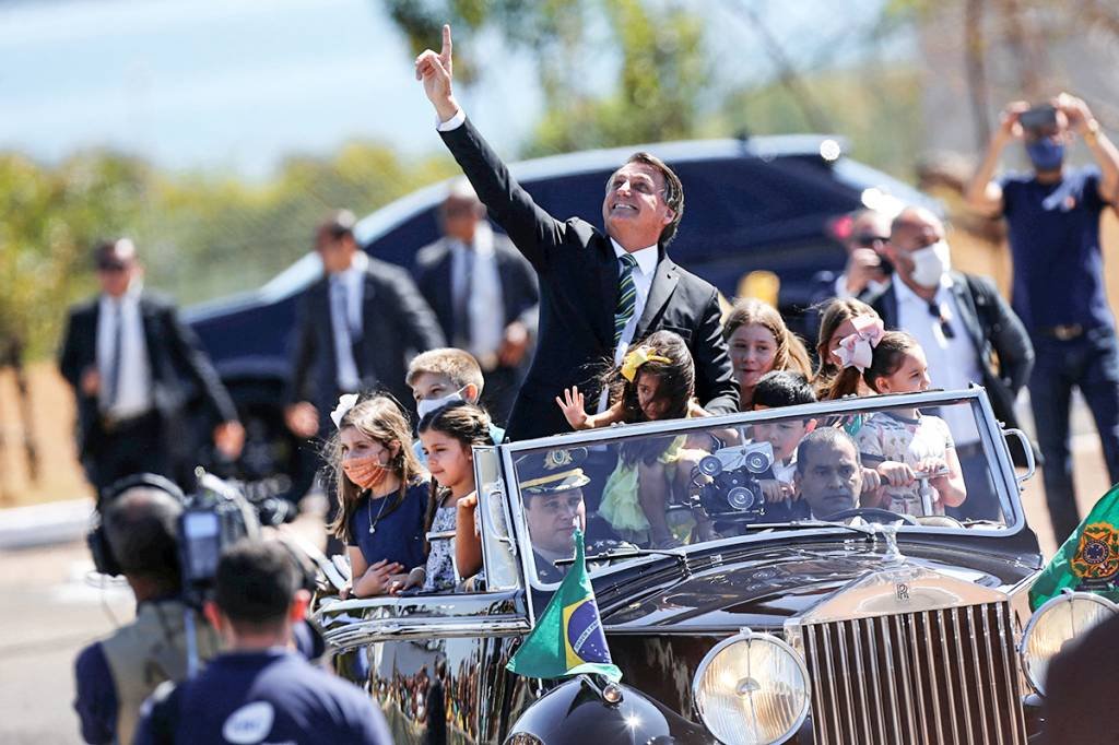 Em carro com crianças e sem máscara, Bolsonaro cumprimenta apoiadores