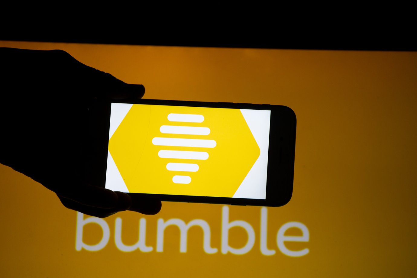 Bumble corta previsão de crescimento e ações desabam mais de 65% em dois dias