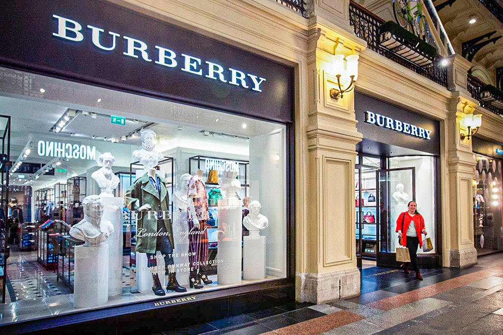 Mercado de luxo desacelera e lucros da Burberry desabam 40% em um ano