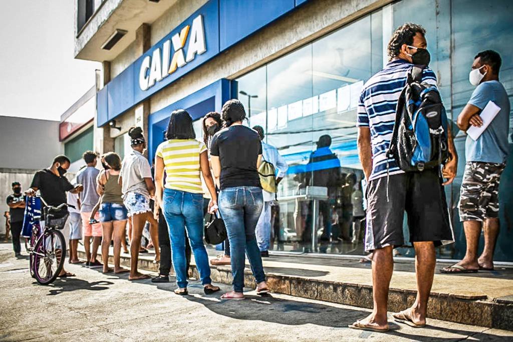 Fila de beneficiários do auxílio emergencial em agência da Caixa, em São Paulo: governo anunciou corte do valor e pagamento de mais quatro parcelas (Getty Images/Bruna Prado)