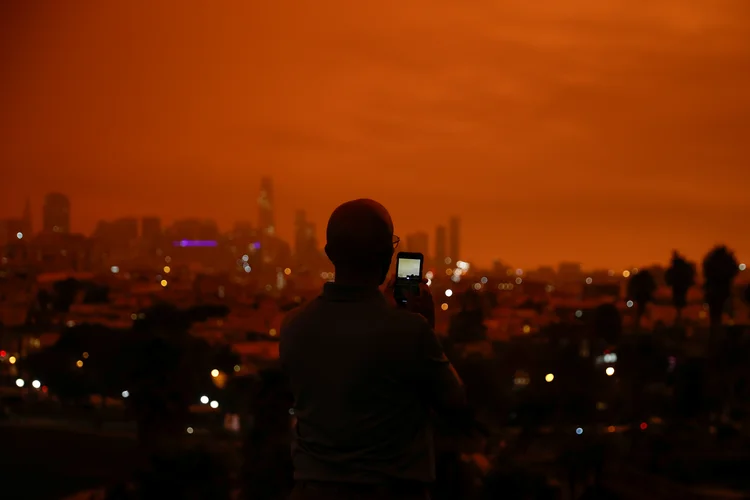 Centro de São Francisco ficou com o céu escuro e laranja por conta da fumaça e do fogo (REUTERS/Stephen Lam) (Stephen Lam/Reuters)