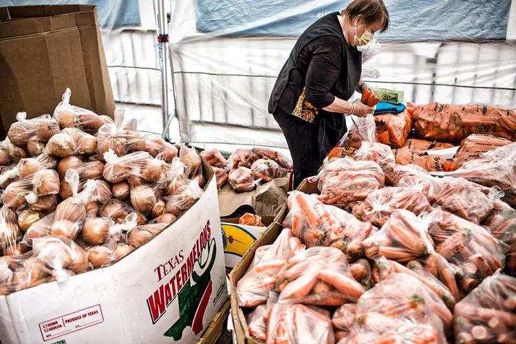 Distribuição de comida pela comunidade em Nova York durante a pandemia: a fome no mundo já vinha em patamares altos, afetando desproporcionalmente os mais pobres (Andrew Lichtenstein/Corbis/Getty Images)