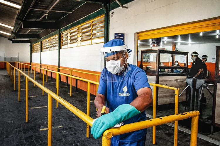 Trabalhador em Niterói: auxílio emergencial manteve parte do consumo nas cidades brasileiras (Luis Alvarenga/Getty Images)