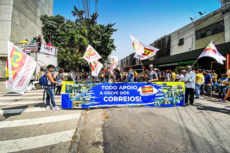 Funcionarios do correio em greve na manifestação em frente ao predio dos correios na Vila Leopoldina desta terca feira
data: 08/09/2020
Foto: Leandro Fonseca (Leandro Fonseca/Exame)