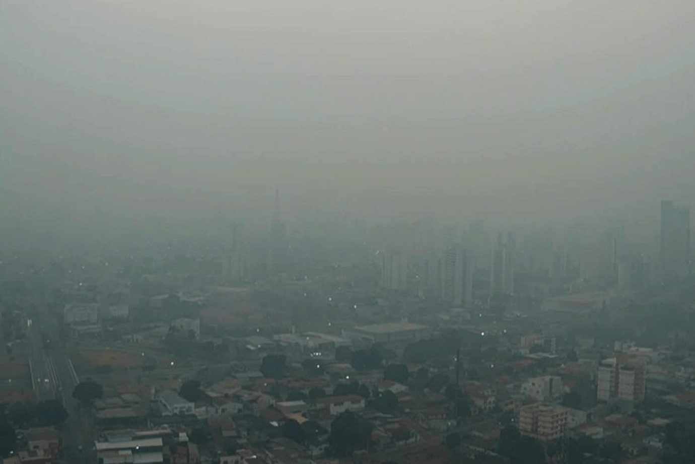 Cercada por queimadas, Cuiabá amanhece coberta de fumaça