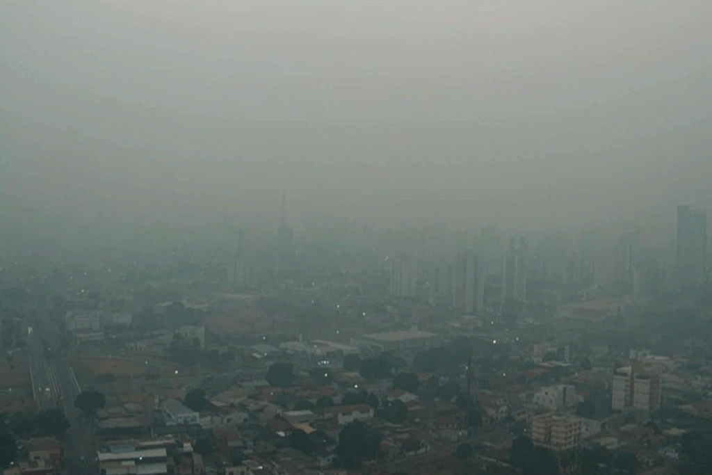 Cercada por queimadas, Cuiabá amanhece coberta de fumaça