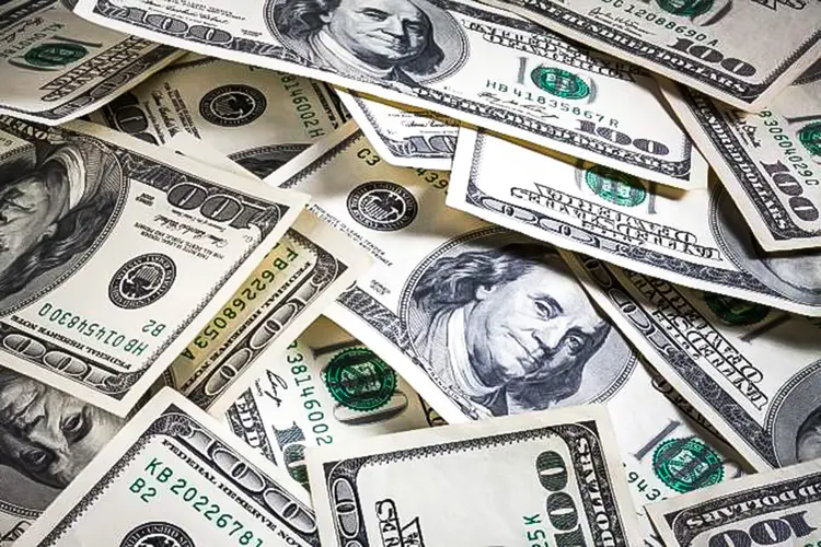 Dólar em 2024: analistas e Banco Central apontam para uma cotação próxima - até mesmo abaixo - de R$ 5 (halduns/Getty Images)