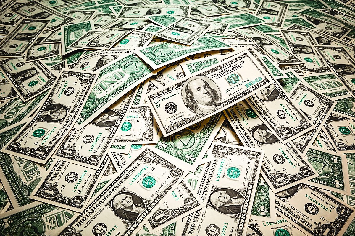 Dólar sobe mais de 2% e fecha próximo de R$ 5,60 com incertezas econômicas