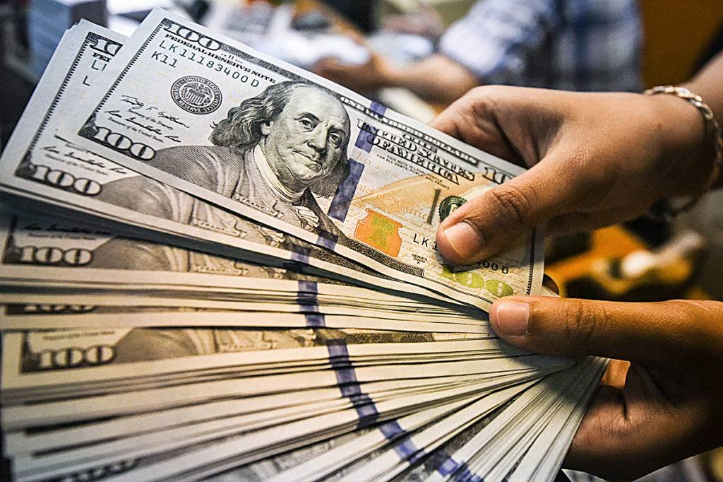 Dólar bate recorde contra maiores moedas com busca por refúgio