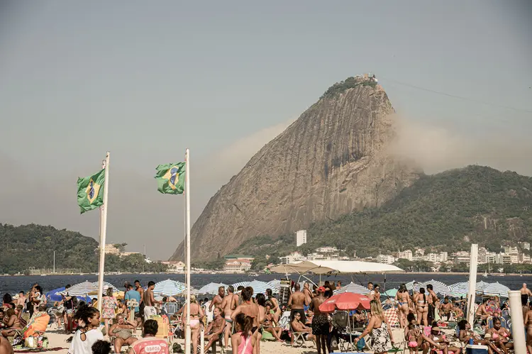 Praia lotada no Rio de Janeiro no final de semana: casos da covid-19 continuam subindo no país (Tânia Rêgo/Agência Brasil)