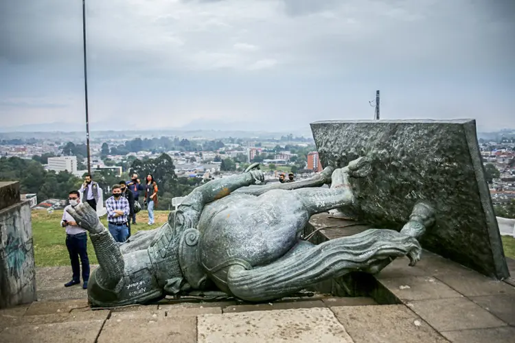 Estátua derrubada na Colômbia: país vem sendo palco de protestos há uma semana (AFP/AFP)