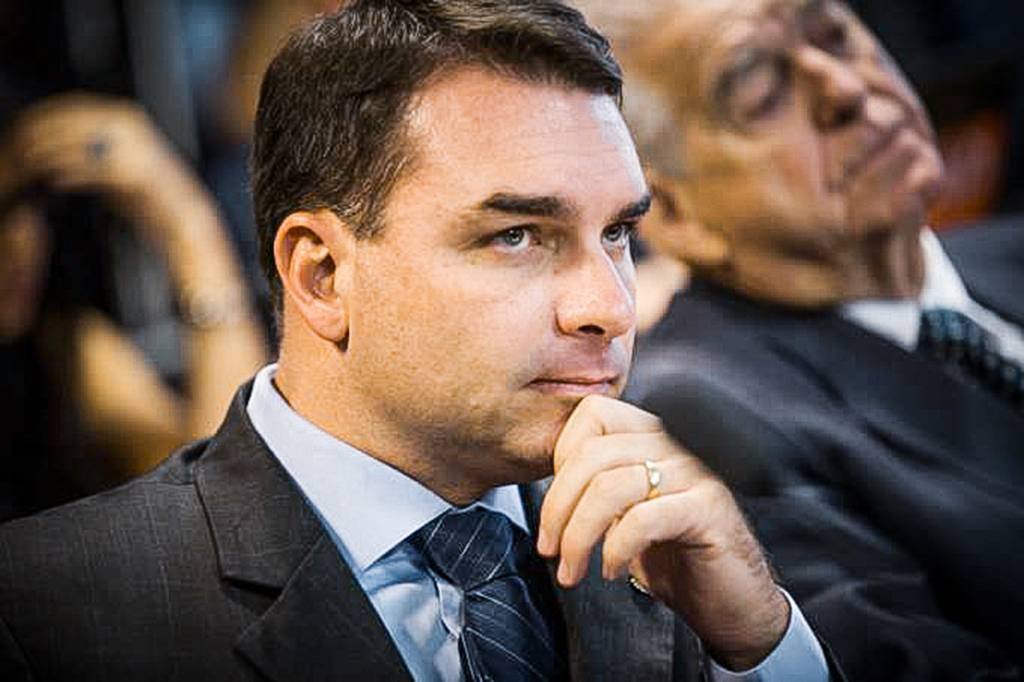 A indicação consta na denúncia que imputa a Flávio Bolsonaro e outros 16 denunciados crimes de organização criminosa, peculato e lavagem de dinheiro (André Coelho/Bloomberg)