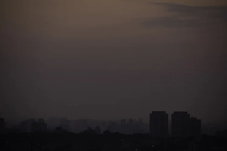 Amanhecer em meio à névoa é visto na capital paulista na manhã desta sexta-feira (18). Clima seco e queimadas na região do Pantanal prejudicam as condições do ar. (Bruno Rocha/Estadão Conteúdo)