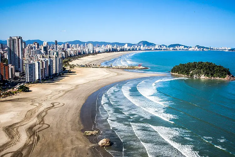 Em Santos, foram aplicadas 44 multas pelo não uso da máscara ou pela resistência em usar o item (Andres Ruggeri / EyeEm/Getty Images)