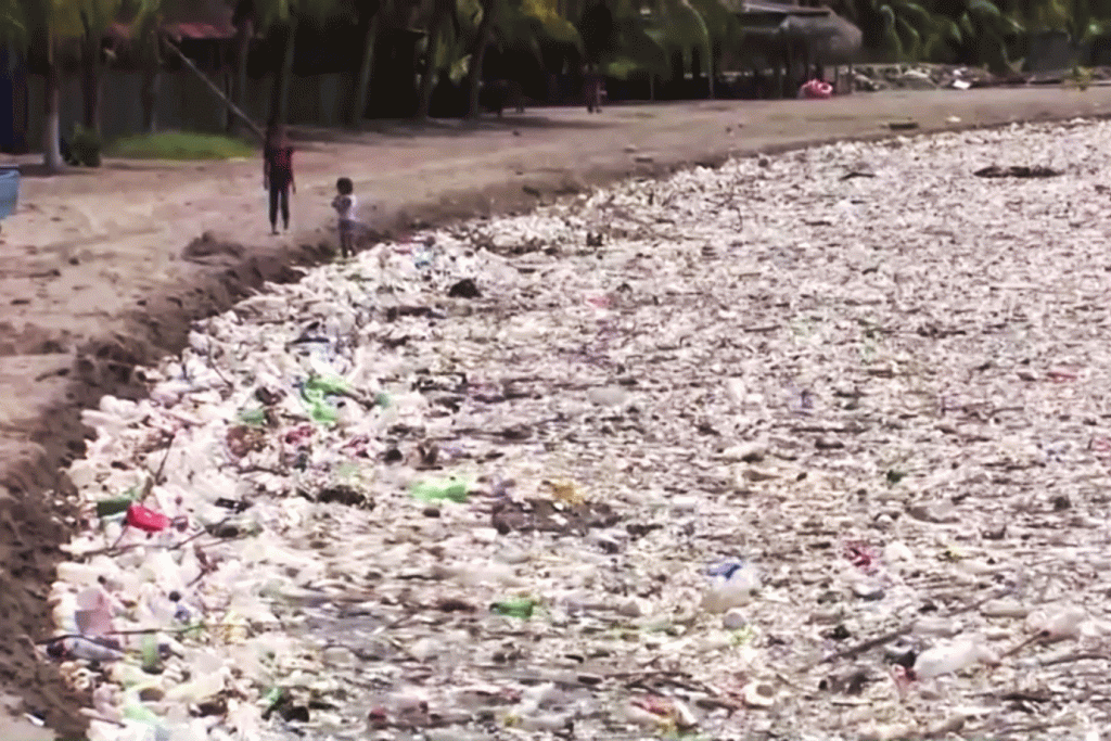 Honduras: grande onda de lixo atingiu as praias de Omoa, no norte do país (Canal 11 Honduras/Reuters)