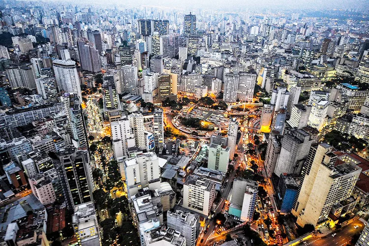 Vista aérea de São Paulo: fundos de fundos, que investem em cotas de outros fundos, ganham espaço no portfólio do investidor | Foto: Germano Lüders/EXAME (Germano Lüders/Exame)