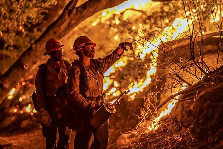 Mortes aumentam na costa oeste dos EUA e incêndios viram tema de campanha (DAVID MCNEW / GETTY IMAGES/AFP)