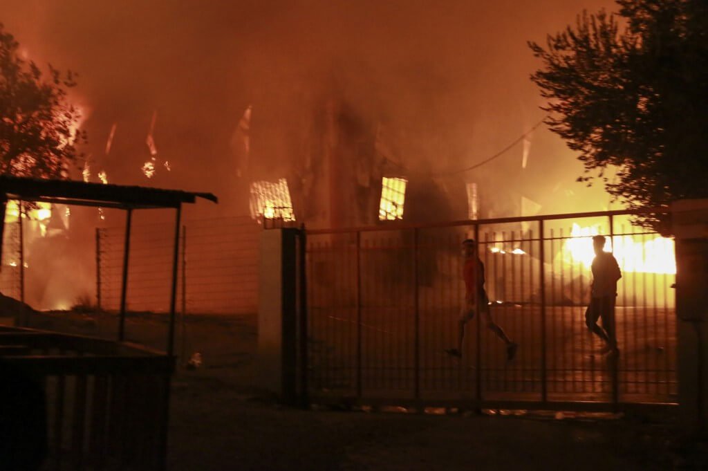Campo de refugiados superlotado pega fogo na Grécia