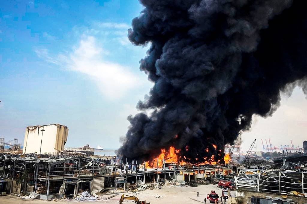 Um mês após explosão, megaincêndio atinge área do porto de Beirute