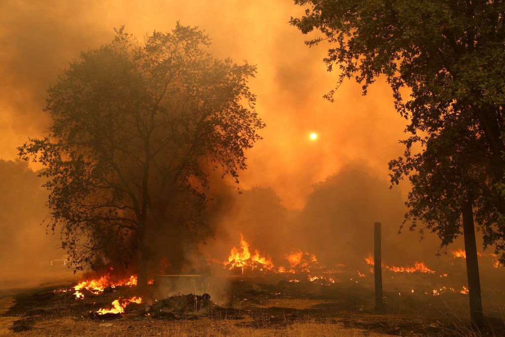 onsiderado "explosivo" pelas autoridades, o incêndio deixa casas e veículos destruídos em seu rastro (Justin Sullivan/Getty Images)