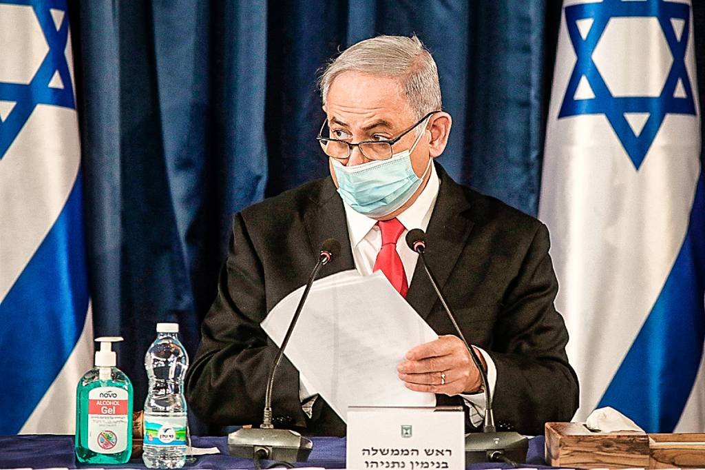 Netanyahu, primeiro-ministro de Israel: desde o pico, em meados de janeiro, houve uma redução de 38% no número de pacientes em estado grave e de 40% nas mortes entre a população com mais de 60 anos (Menahem Kahana/Pool/Reuters)