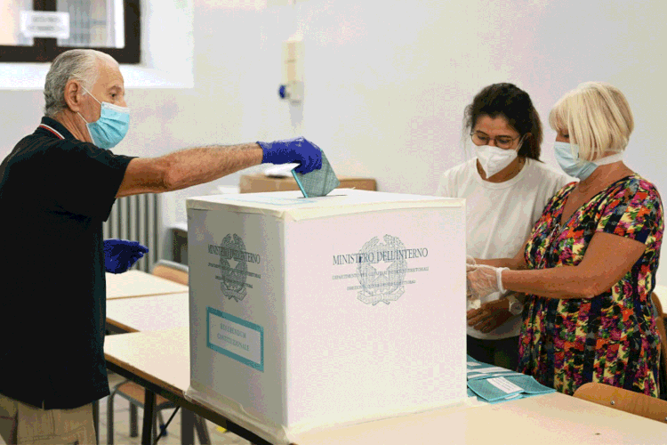 Itália: italianos participaram no domingo e nesta segunda nas primeiras eleições realizadas desde o início da pandemia de coronavírus (AFP/AFP)