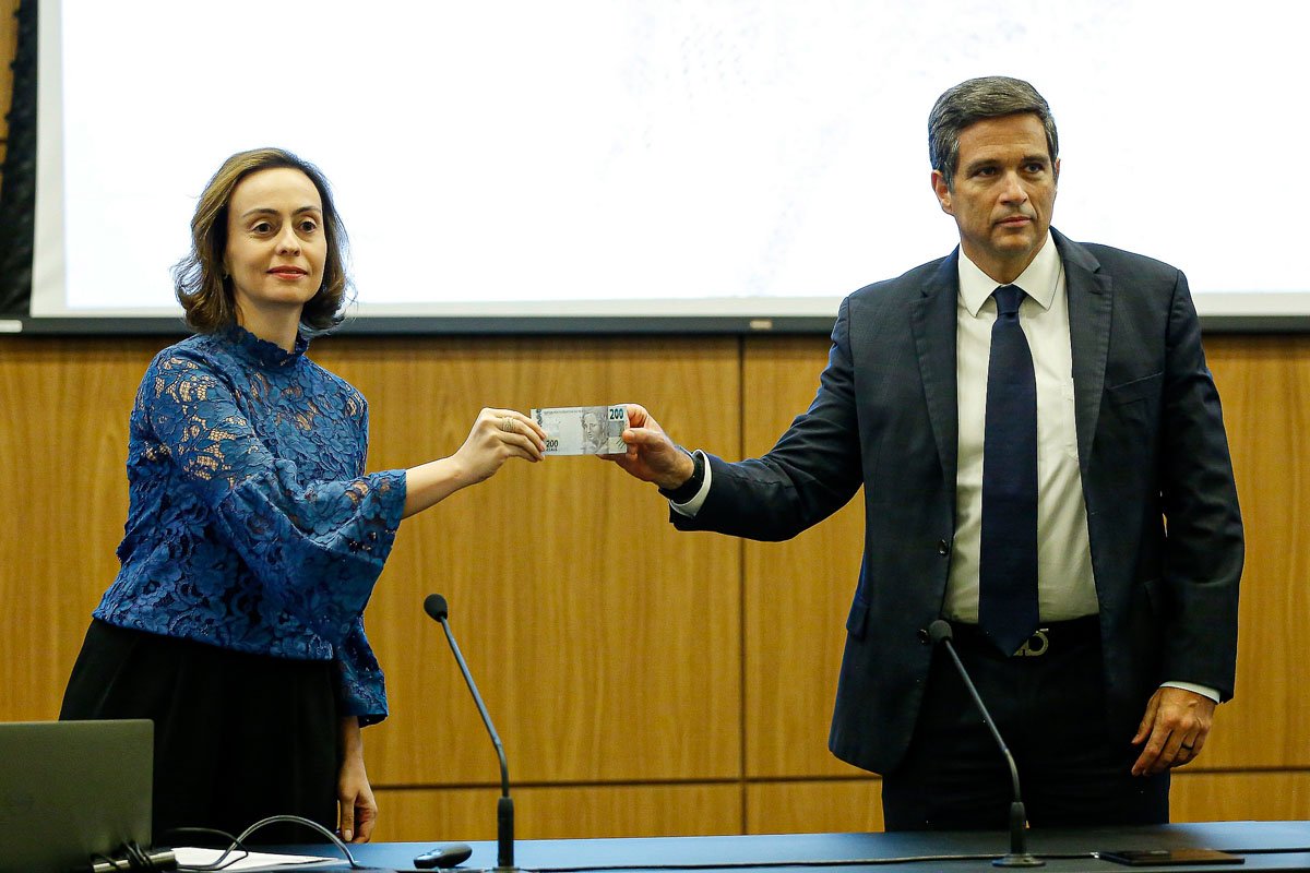 Lançamento da cédula de R$ 200 Brasília, 02/09/2020. Presidente do Banco Central, Roberto Campos Neto, e a diretora de Administração, Carolina Barros, no lançamento da nova nota de R$ 200,00. Foto: Raphael Ribeiro/BCB