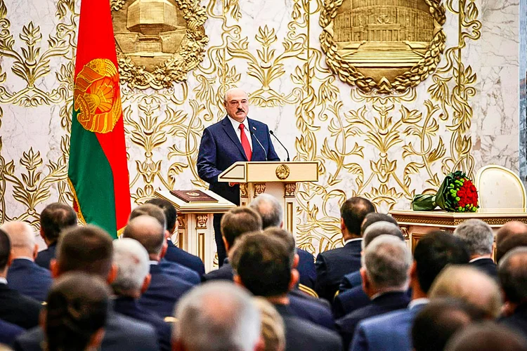 Lukashenko, presidente da Bielorrússia, ao tomar posse em Minsk: não nos importamos com apoio dos ocidentais, disse (AFP/AFP Photo)