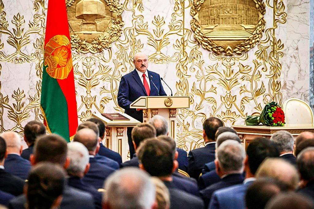Lukashenko, presidente da Bielorrússia, ao tomar posse em Minsk: não nos importamos com apoio dos ocidentais, disse (AFP/AFP Photo)