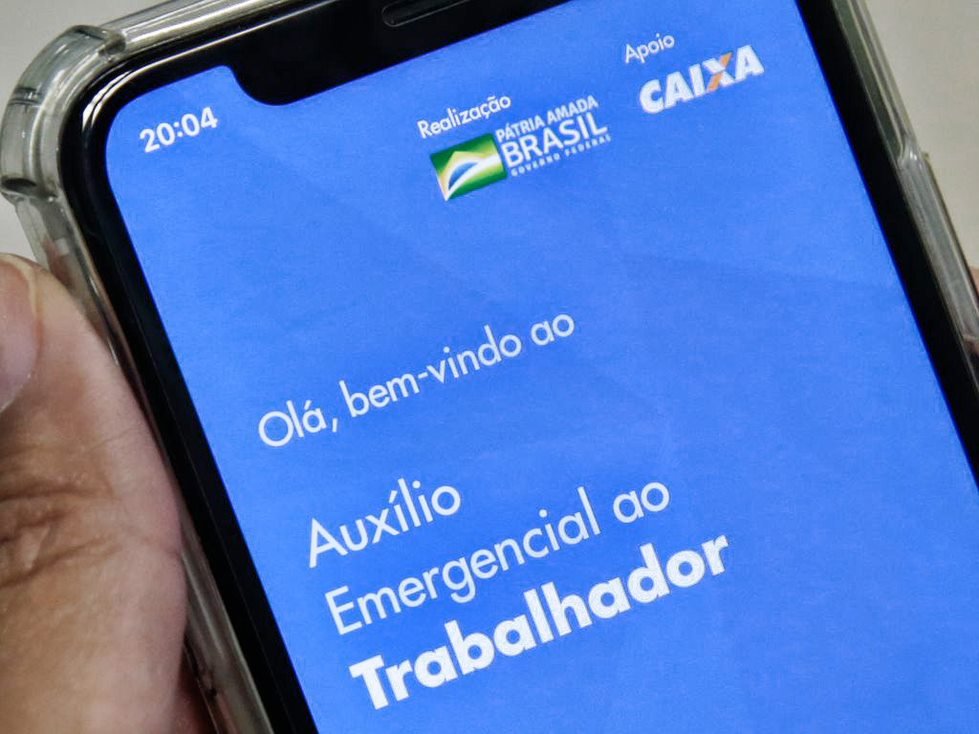 Caixa: a atualização é feita pelo celular, não sendo preciso ir até uma agência do banco (Marcello Casal Jr/Agência Brasil)