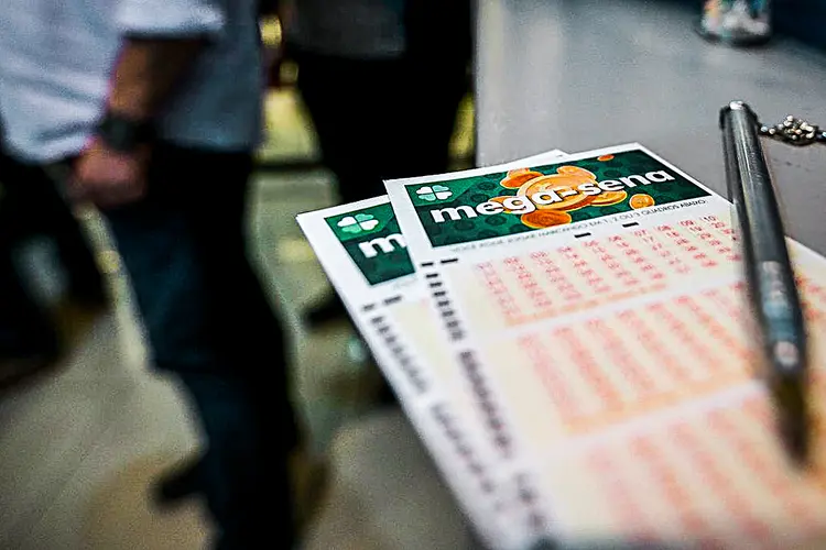 Mega-Sena: As apostas podem ser feitas até as 19h do dia do sorteio nas casas lotéricas credenciadas, pela internet ou no aplicativo da loteria (Marcelo Camargo/Agência Brasil)