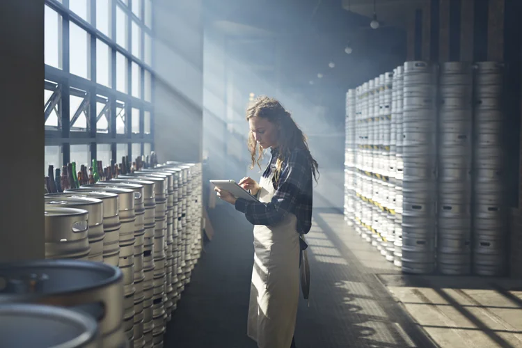 Iniciativa da Ambev treina e contrata meninas para que elas possam ser líderes no futuro (Klaus Vedfelt/Getty Images)