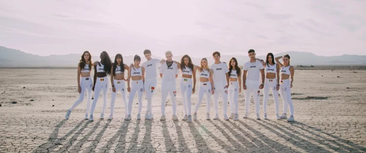 Now United: o grupo musical tem 16 integrantes, cada um com uma nacionalidade.  (Facebook/Reprodução)