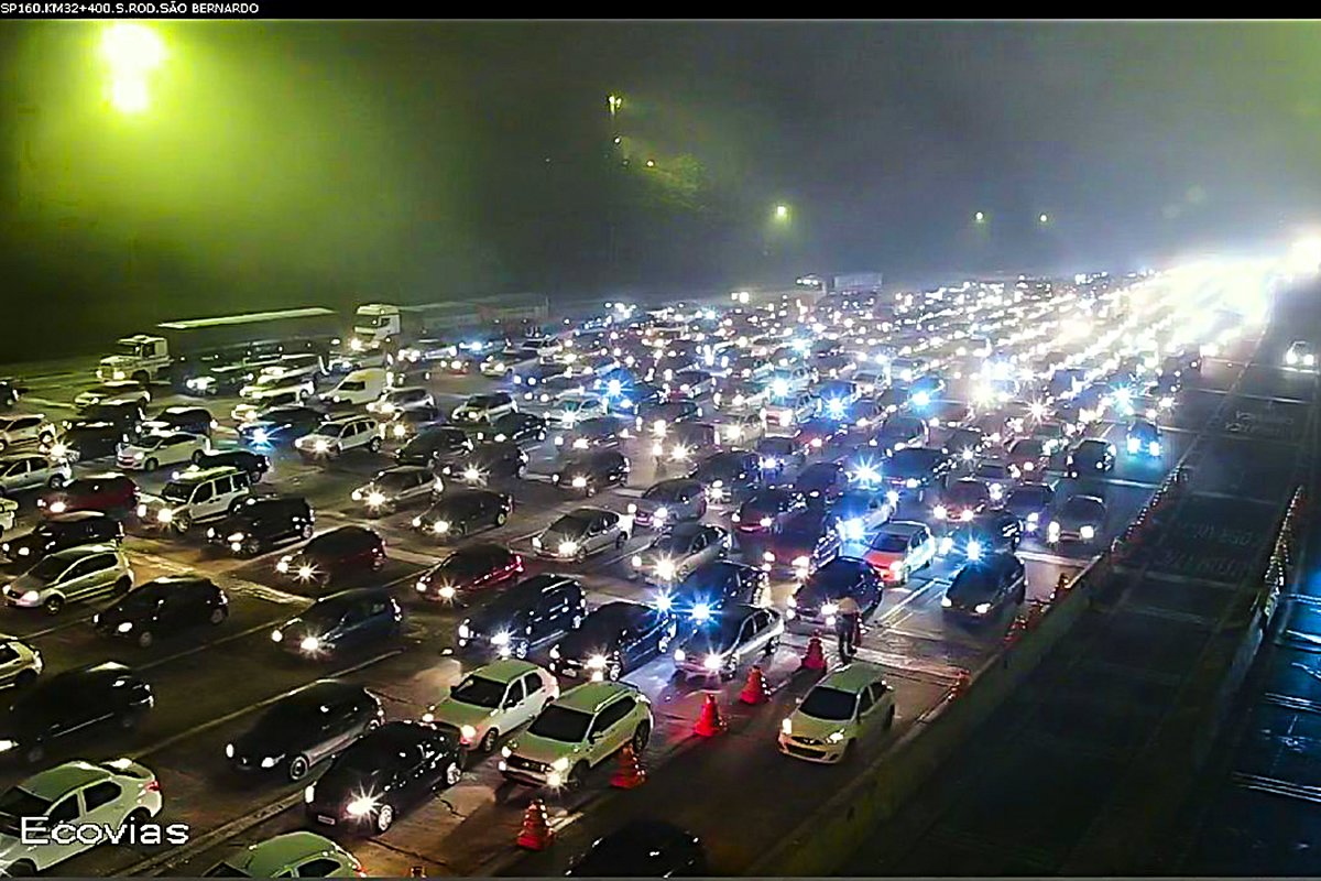 Em plena pandemia, mais carros deixam SP rumo ao litoral que em 2019