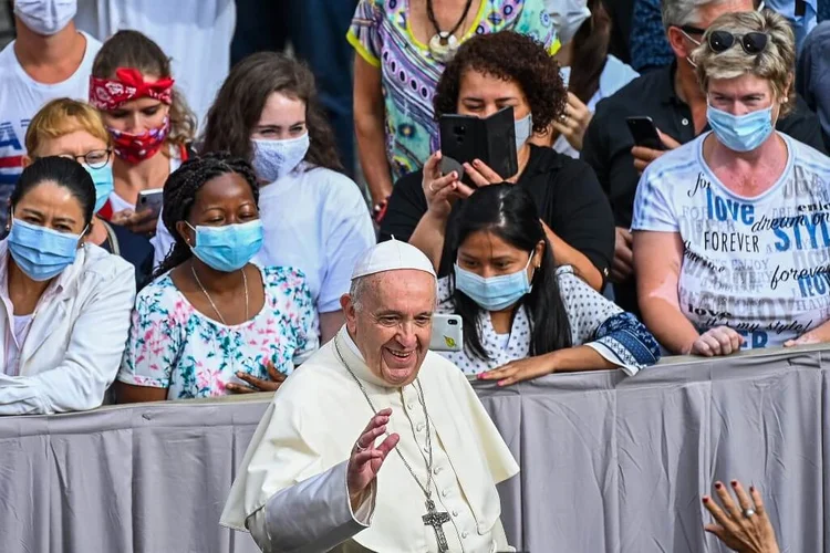 Papa reencontra fiéis em primeira audiência em público em seis meses (VINCENZO PINTO/AFP)