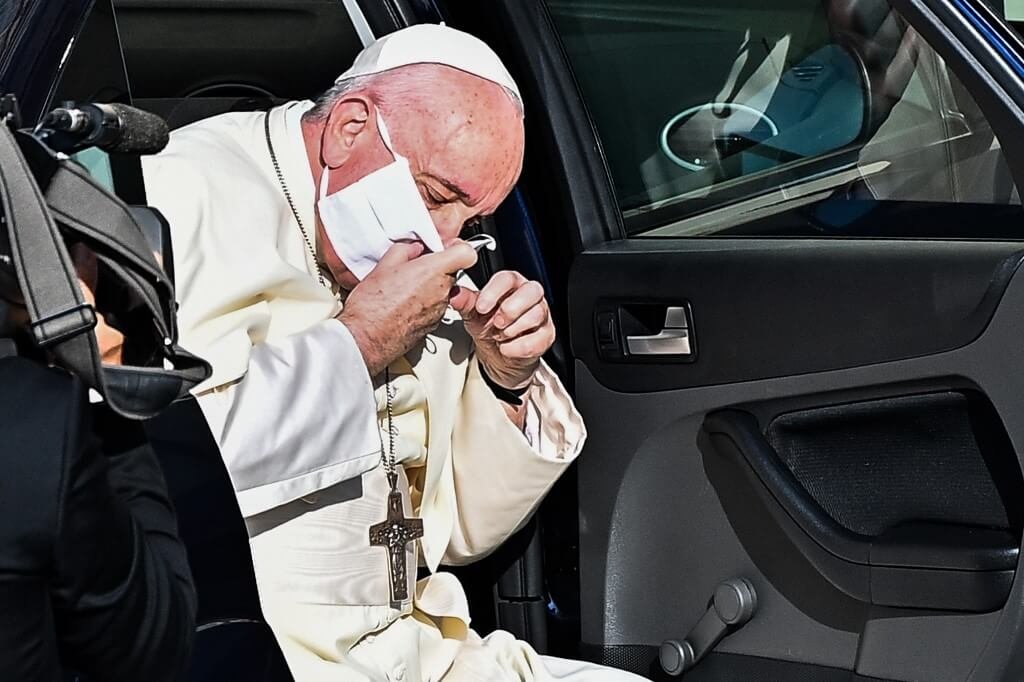 Papa Francisco é visto de máscara pela primeira vez em público